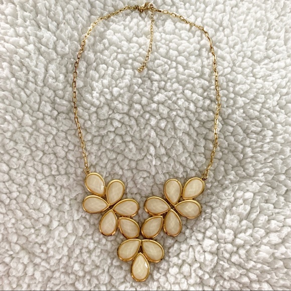 Shimmery petals statement necklace - Picture 3 of 7